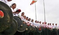 Die Volksgruppe Muong Bi in Hoa Binh feiert das traditionelle Tetfest